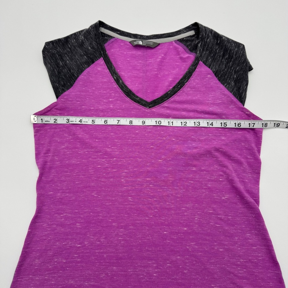 The North Face Womens V-Neck Active Tee Purple Space Dye Raglan Cap Sleeve M - Picture 5 of 6